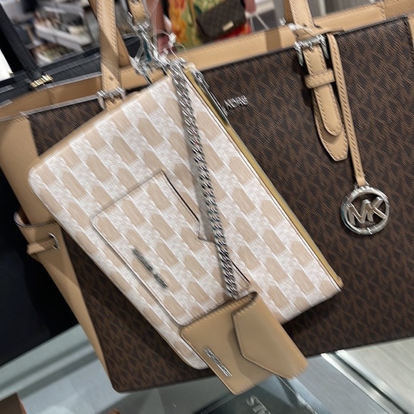 MICHAEL KORS JET SET ITEM LG 2 in 1 CARD CASE & WRISTLET
Camel - Picture 11 of 16